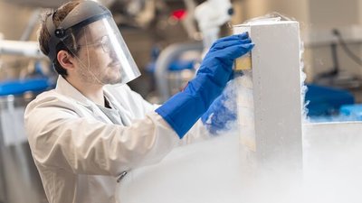 Technicien du laboratoire de cryobiologie de Air Liquide Healthcare Benelux gérant des échantillons biologiques dans un réservoir d'azote