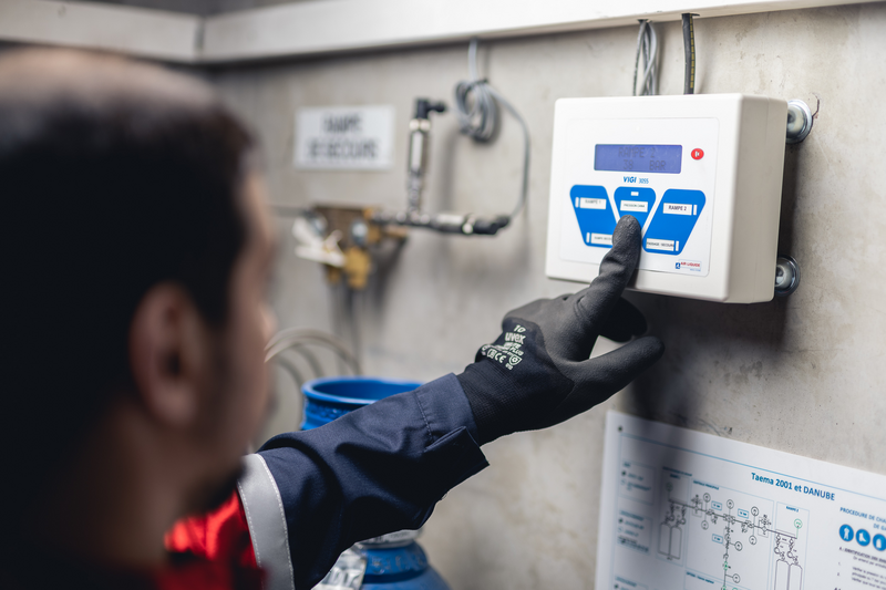 Technician delivering medical gases 7
