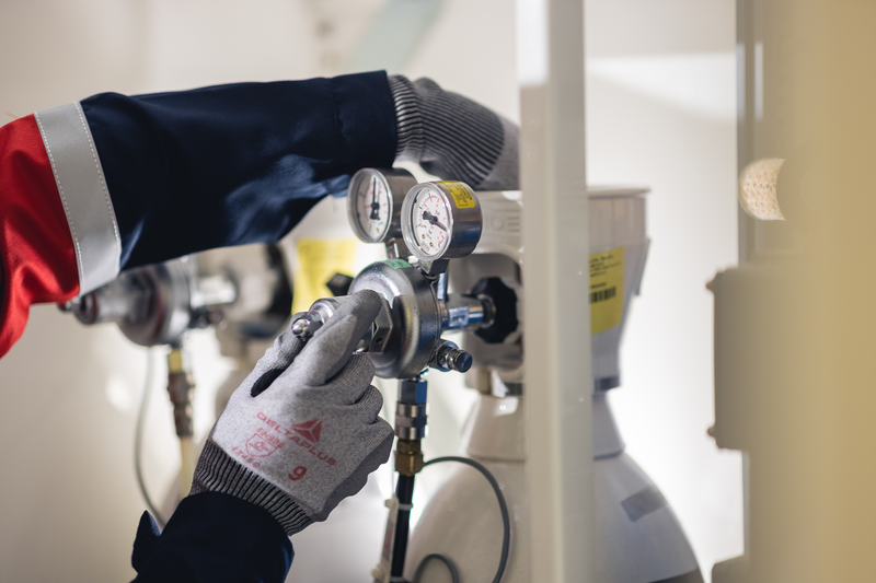 Technician controling medical gas flow 3