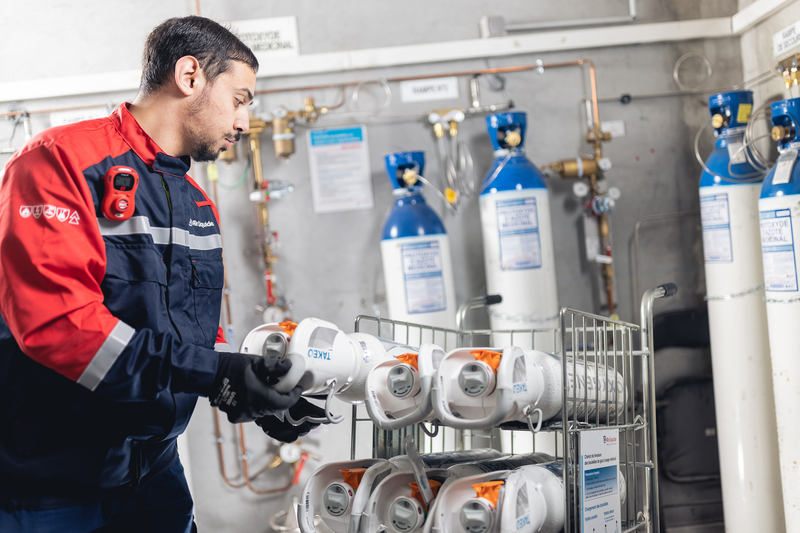 Technician delivering medical gases 3