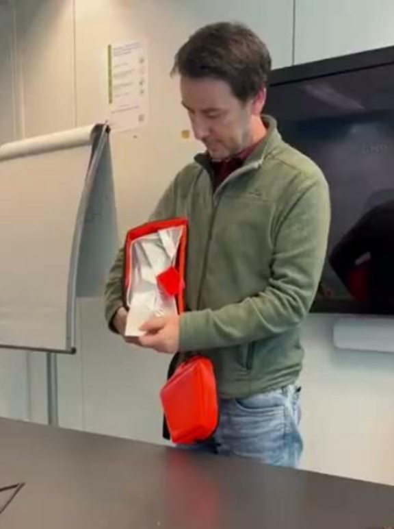 Démonstration de l'appareil respiratoire HEAD d'un expert Air Liquide Medical Benelux.