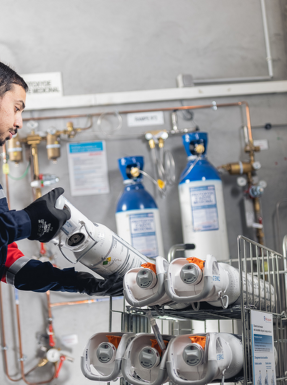 Technician delivering medical gases 5