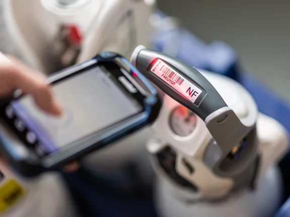 Nurse scanning cylinders 5