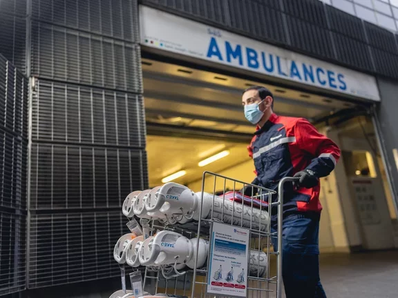 Technician delivering medical gases 1