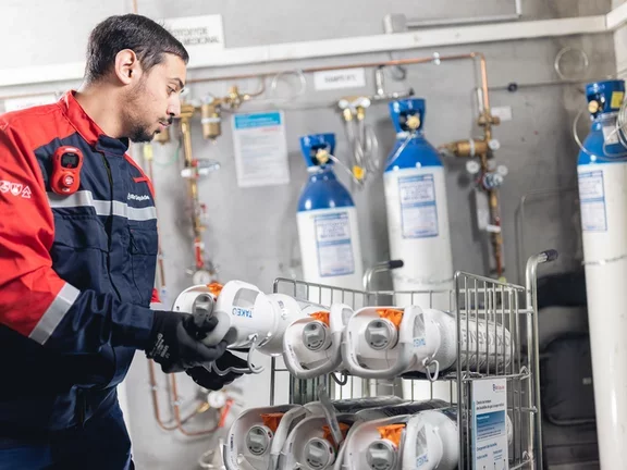 Technician delivering medical gases 3