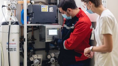 Discussion entre technicien et infirmière sur les pompes à vides de Air Liquide Healthcare Benelux dans un hôpital sur place.