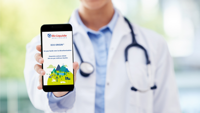 Docteur montre sur son portable l'utilisation des gaz médicaux liquide à bas carbone certifiées ECO ORIGIN
