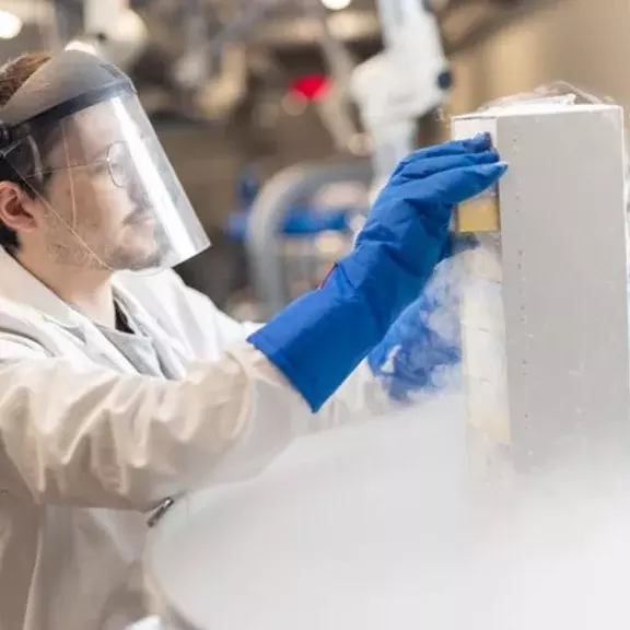 Technicien du laboratoire de cryobiologie de Air Liquide Healthcare Benelux gérant des échantillons biologiques dans un réservoir d'azote