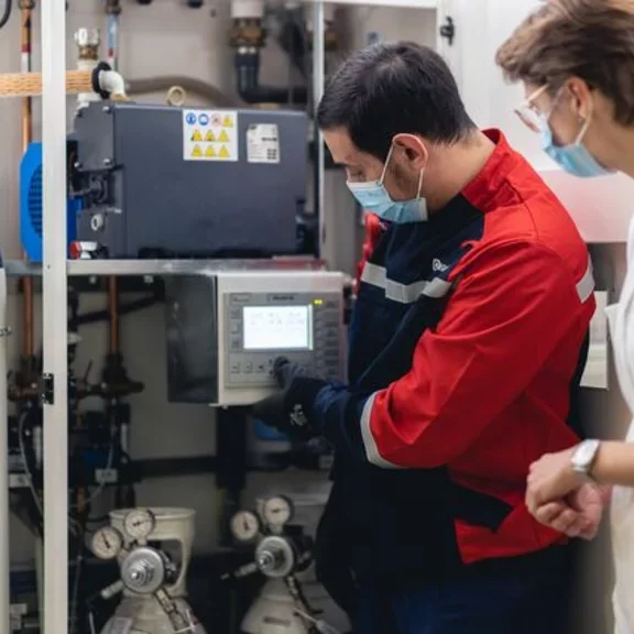 Discussion entre technicien et infirmière sur les pompes à vides de Air Liquide Healthcare Benelux dans un hôpital sur place.
