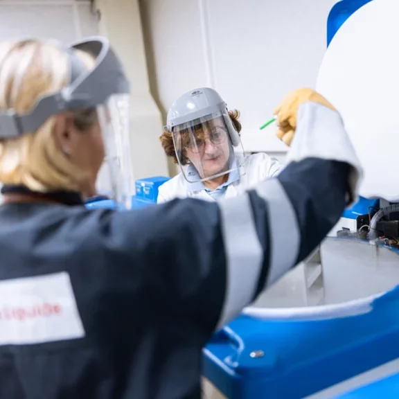 Female biobank technicians 05