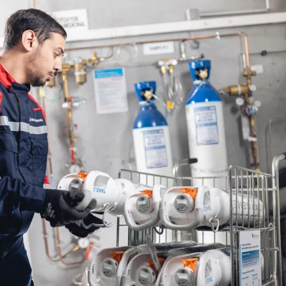 Technician delivering medical gases 3