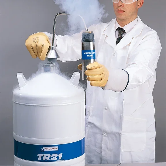 Remplissage du Cryal Jet avec une canne de soutirage d'un récipient cryogénique. Pour les dermatologues. Air Liquide Healthcare Benelux.